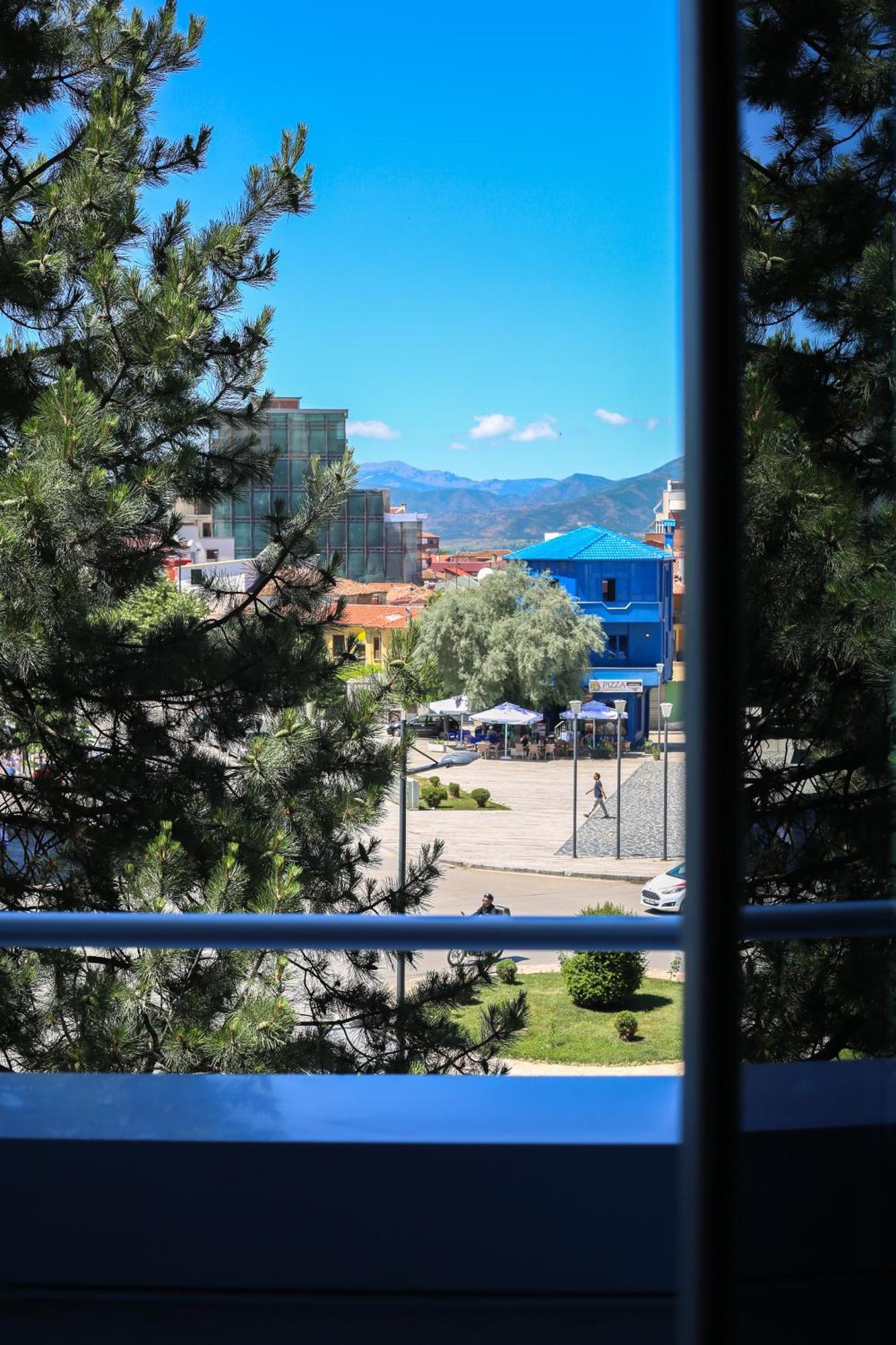 Sky View Hotel Korce Exterior photo