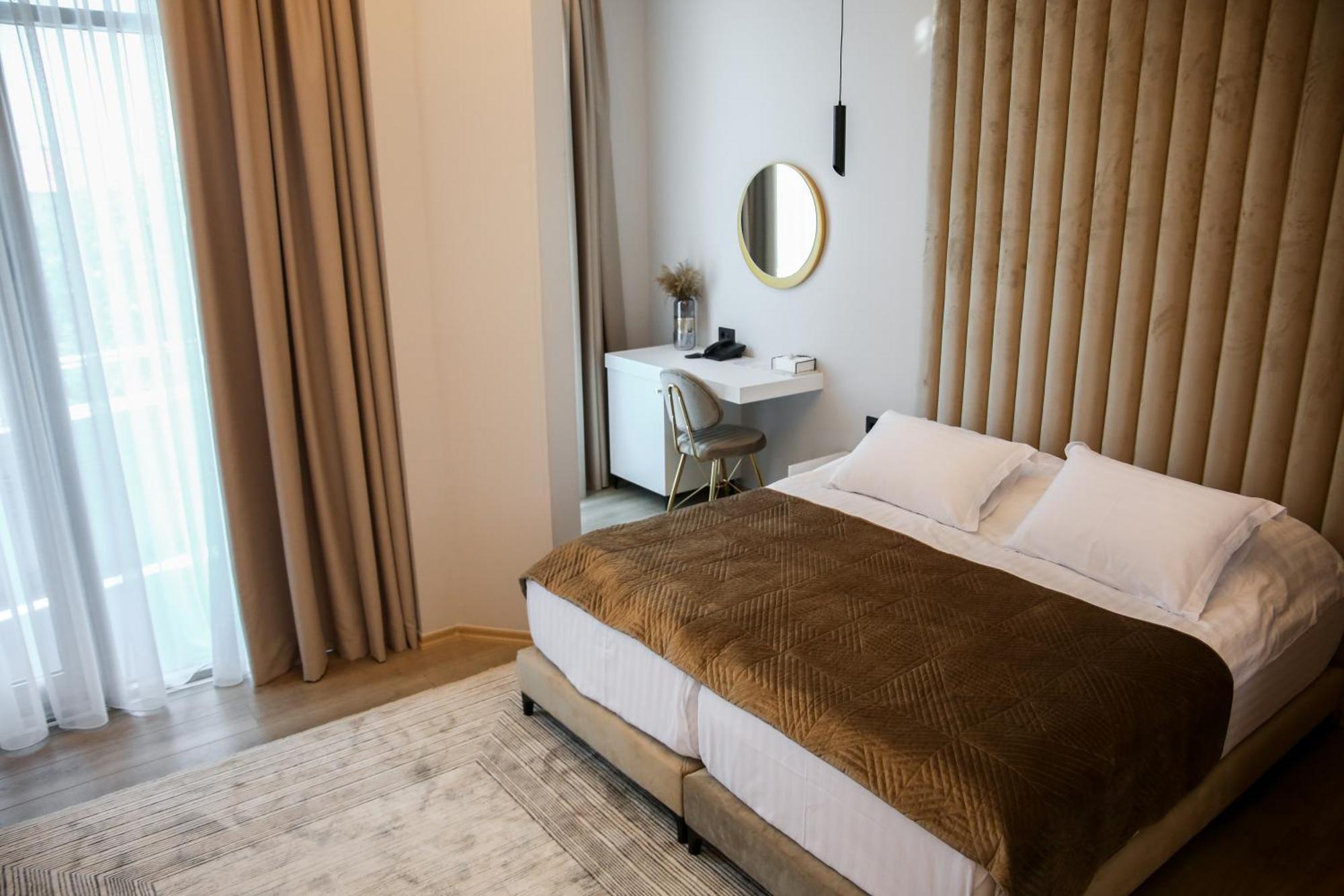 Sky View Hotel Korce Exterior photo