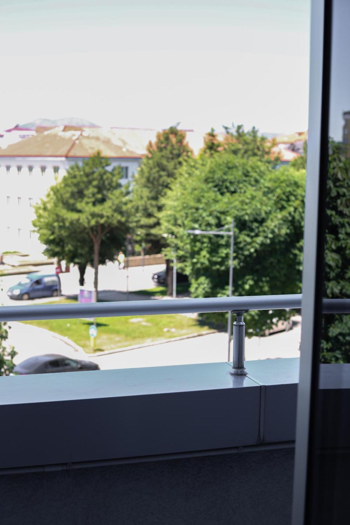 Sky View Hotel Korce Exterior photo