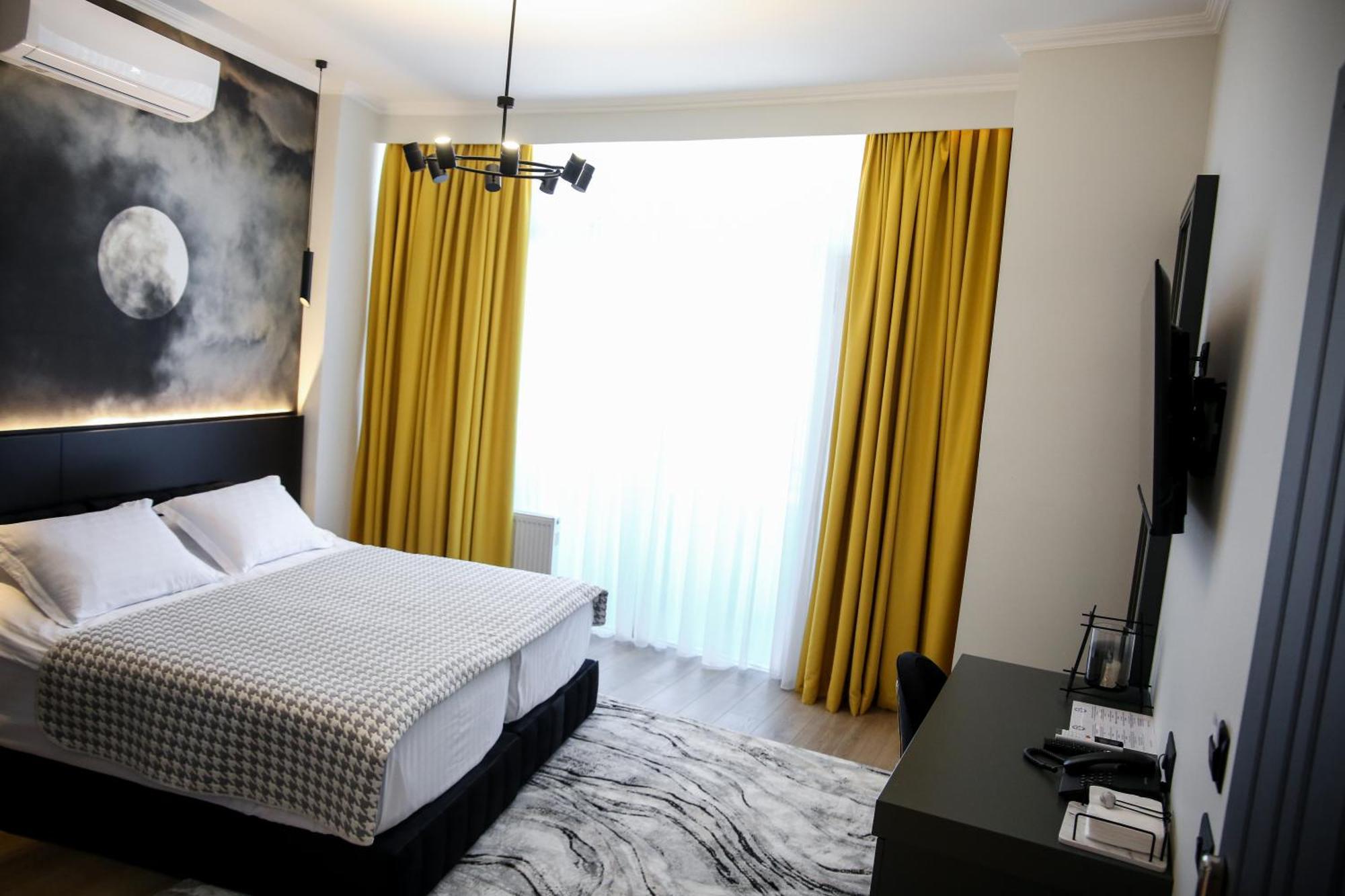 Sky View Hotel Korce Exterior photo