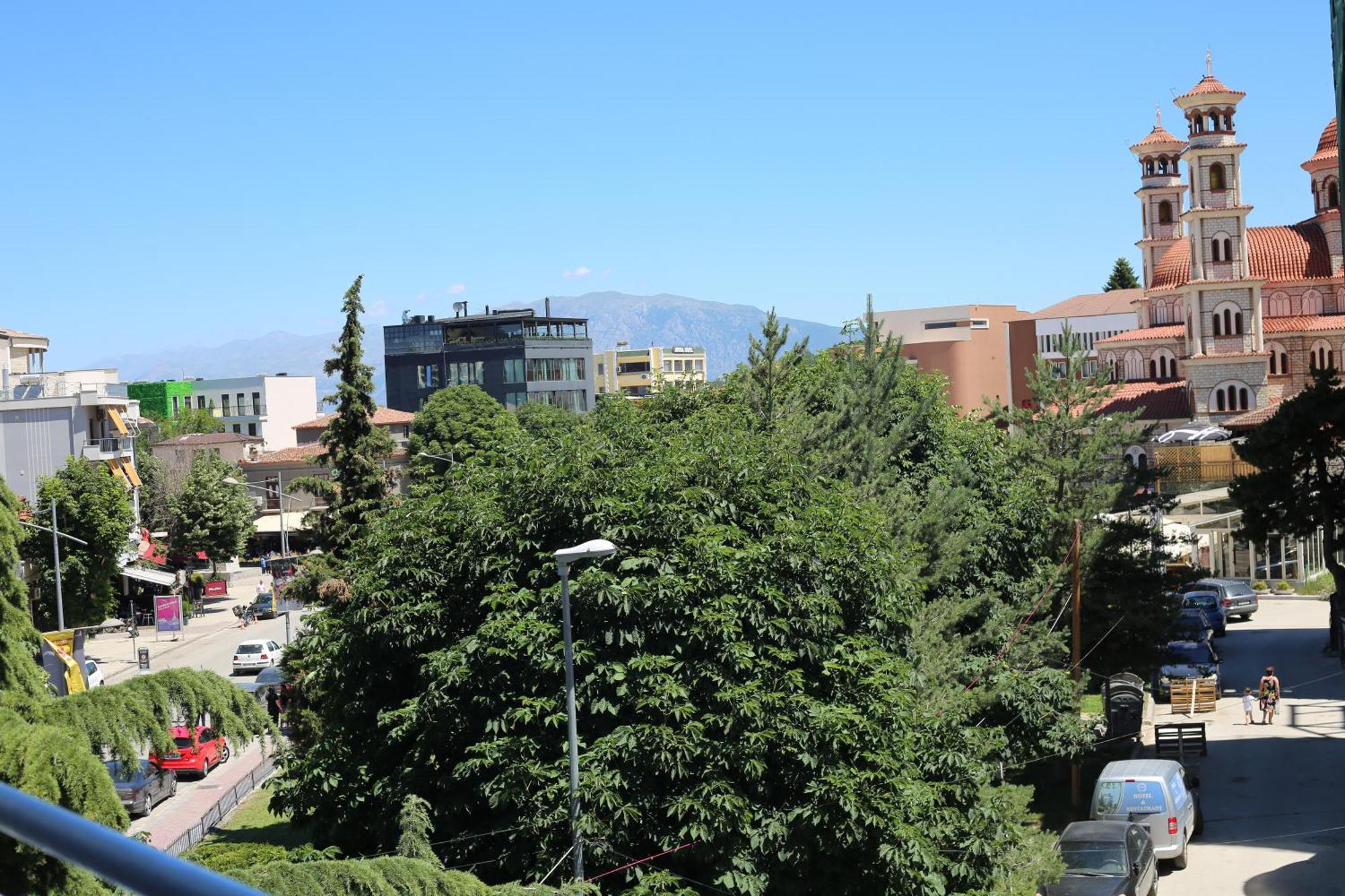 Sky View Hotel Korce Exterior photo